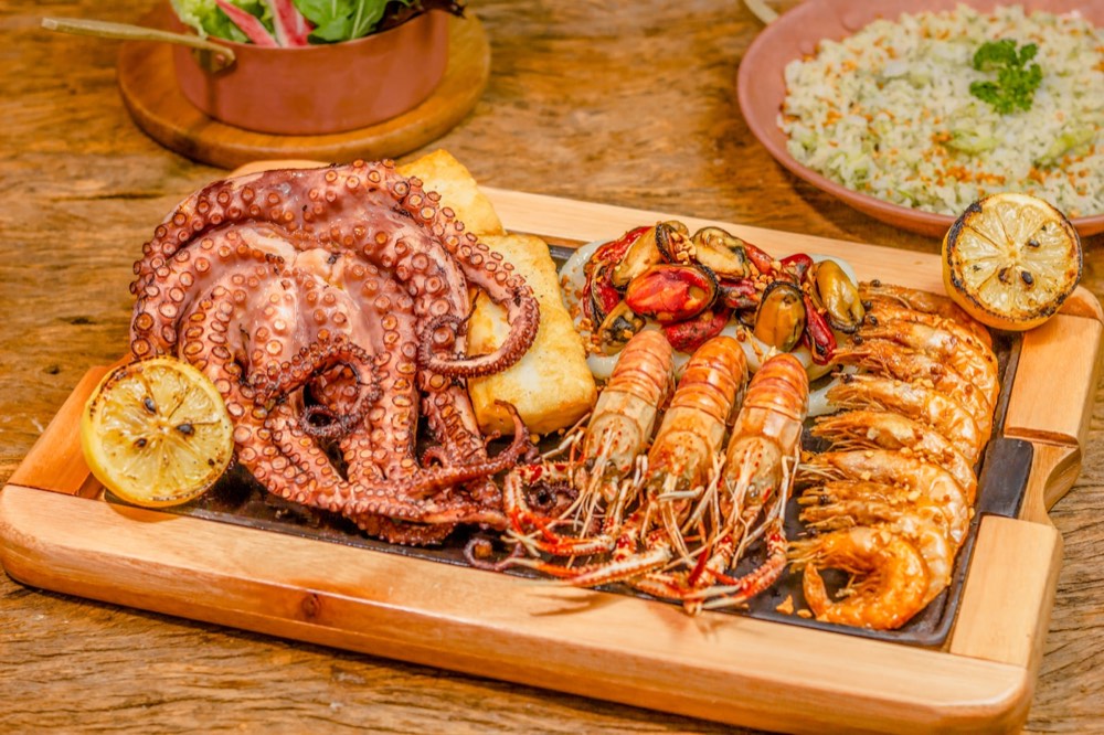 Poulpe grillé et crustacés sur planche
