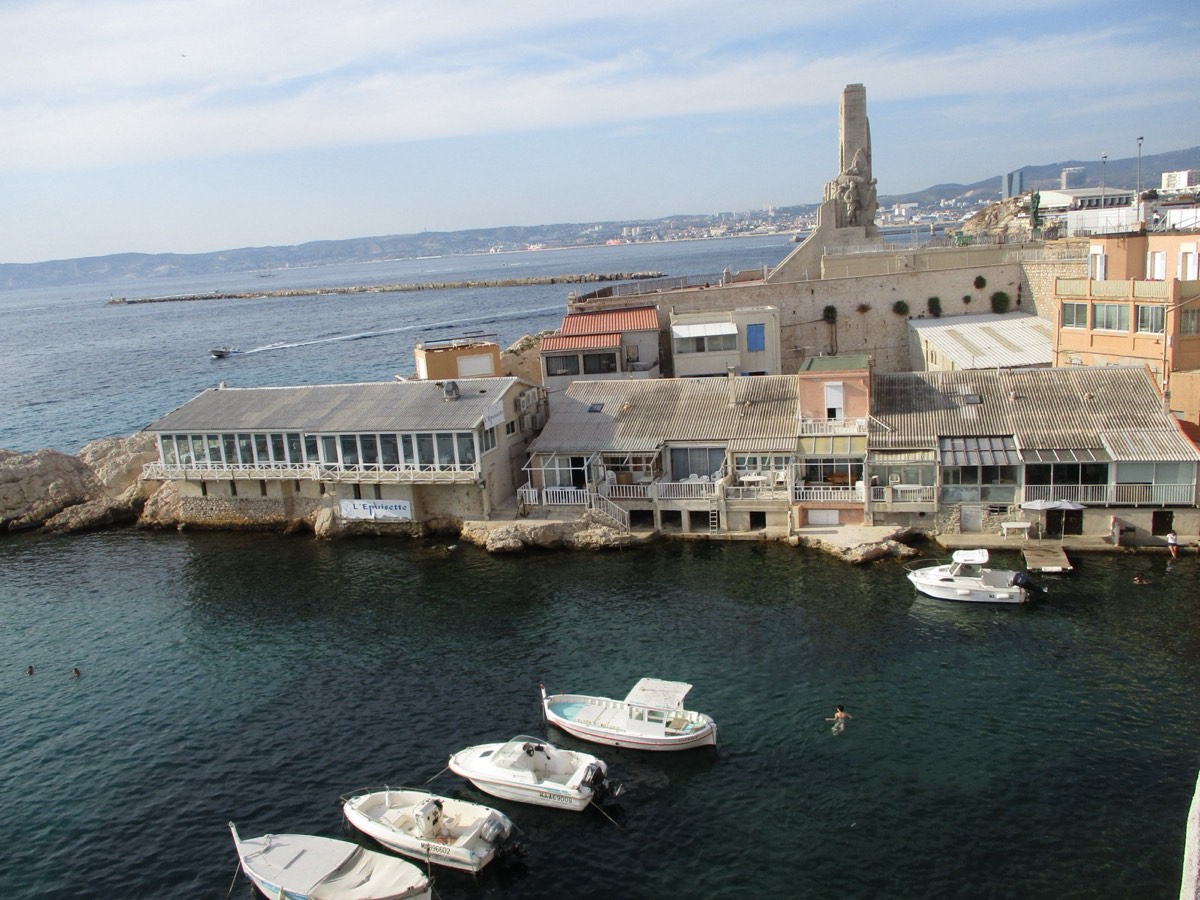 Le Vallon des Auffes à Marseille, arches de pierre et barques amarrées